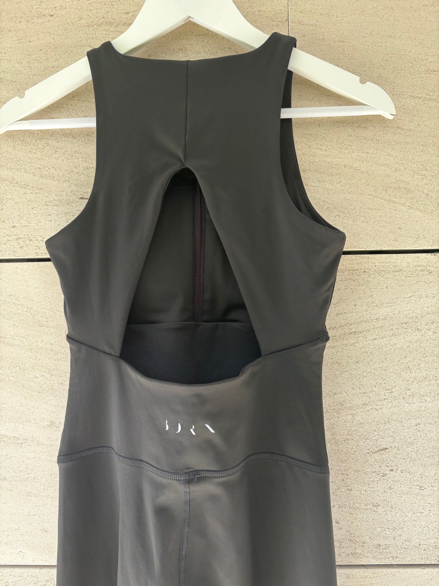 BORN LIVING YOGA. Mono negro largo cremallera. T S