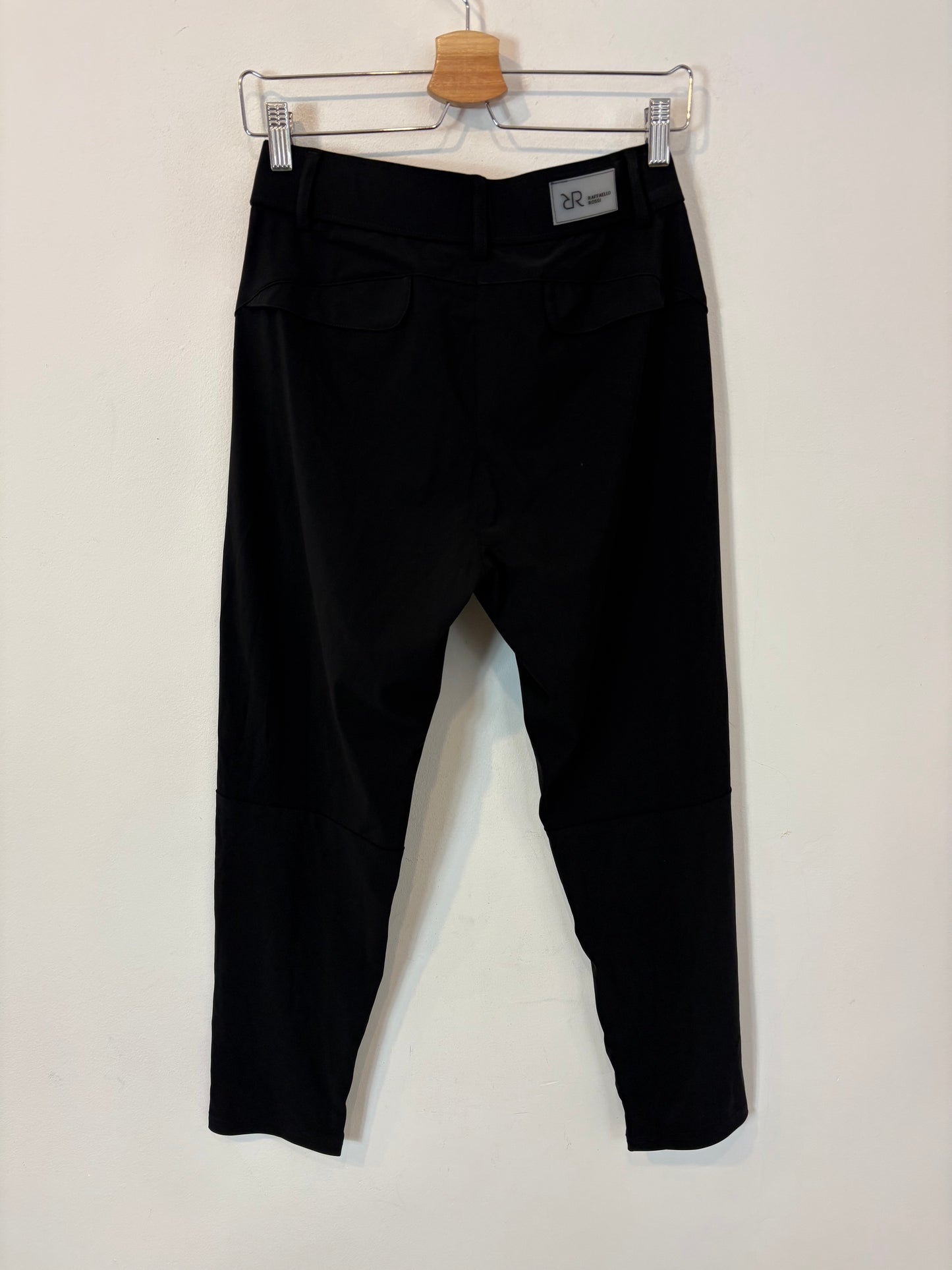 RAFFAELLO ROSSI. Pantalón negro textura