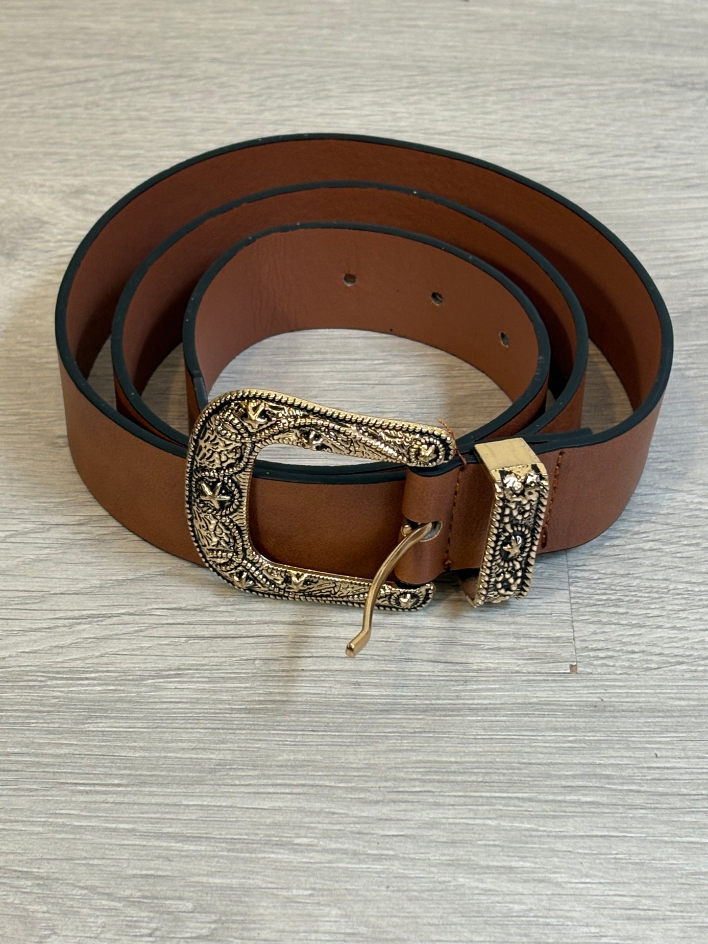 OTRAS. Cinturón marrón hebilla dorada
