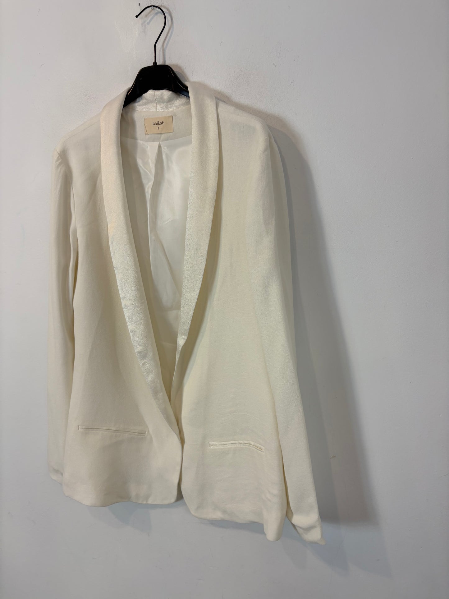 BA&SH. Blazer blanca solapa satinada.