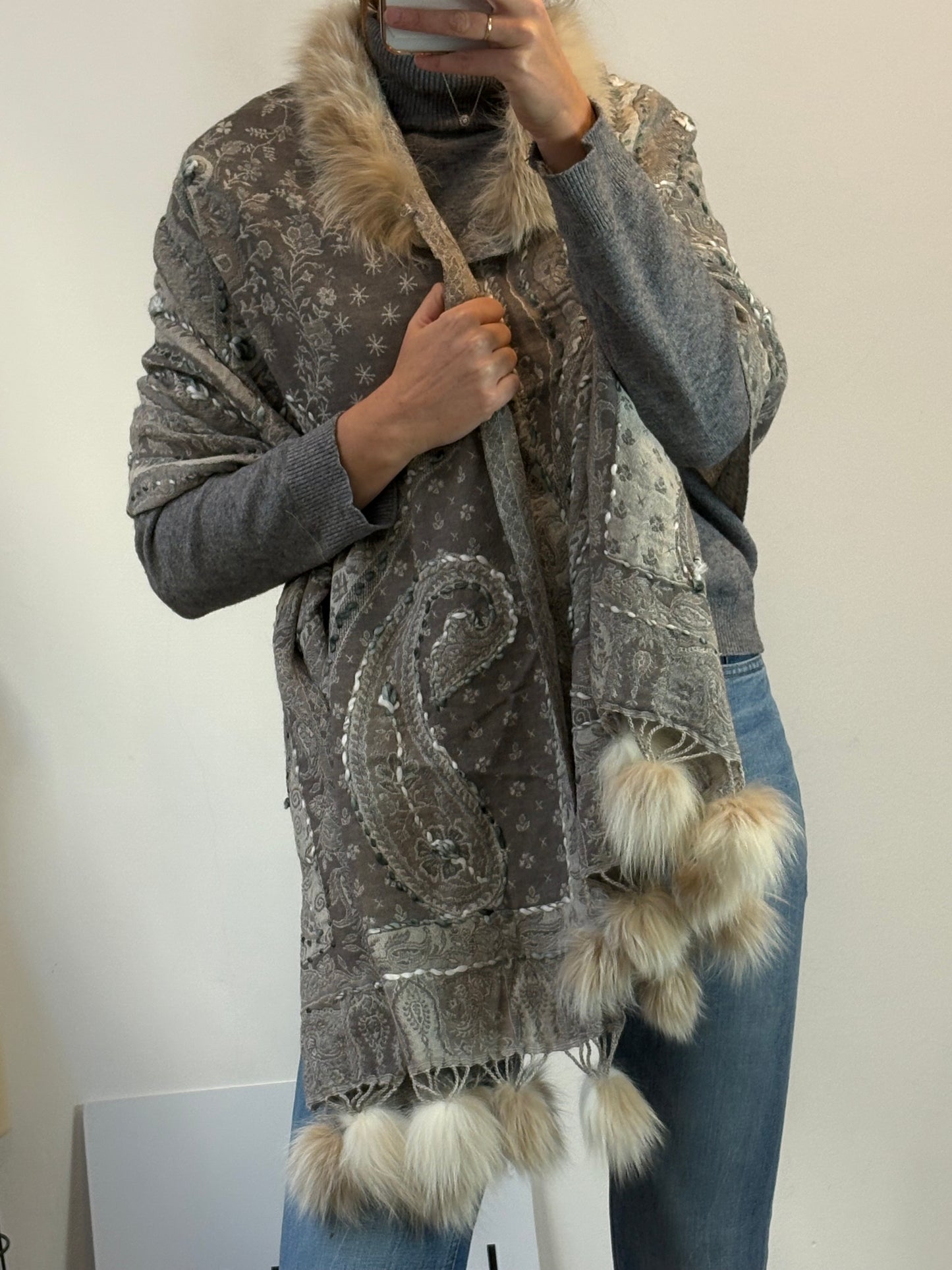 OTRAS. Capa bordada con pelo