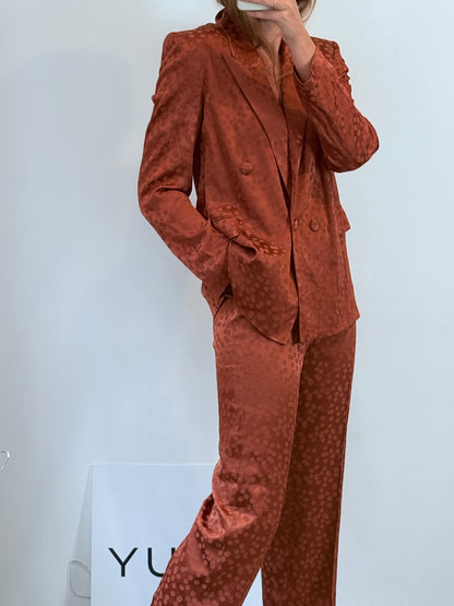 MANGO. Total look satinado caldera