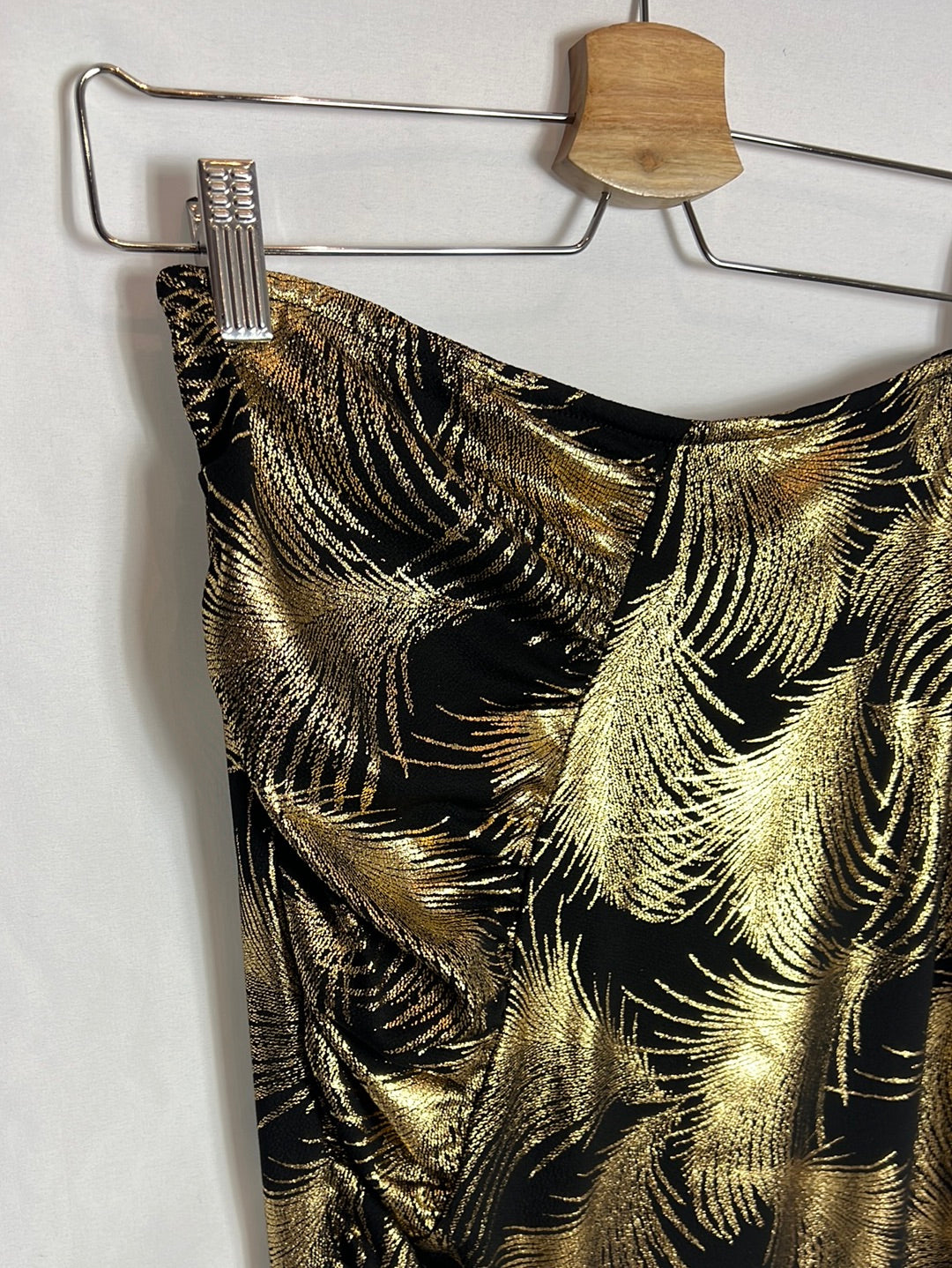 LOLA LI. Black and gold stretch midi skirt. Size 38