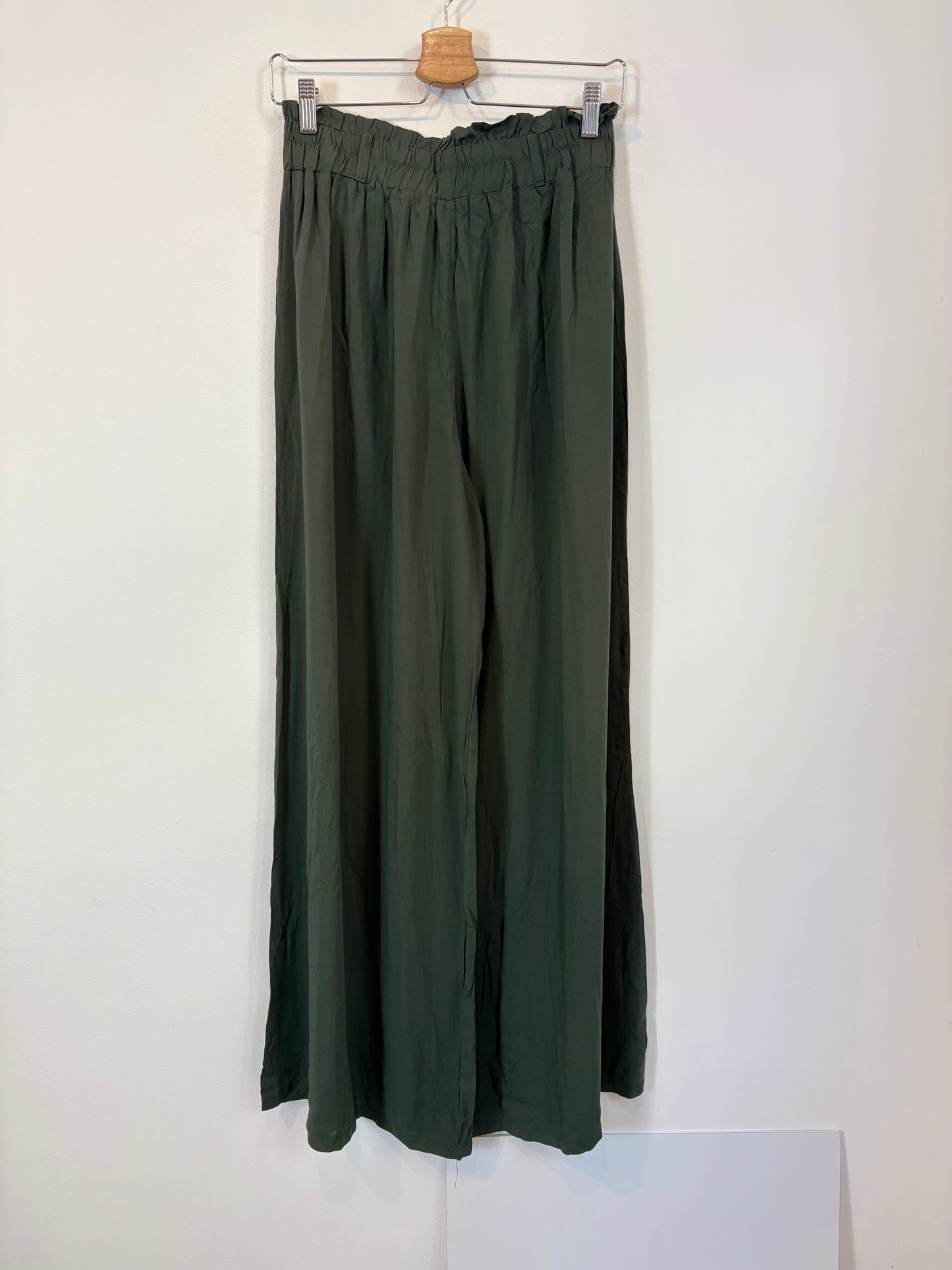 OTRAS. Pantalón verde fluido. T S/M