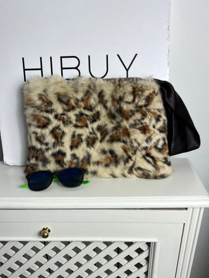 OTRAS. Bolso de mano pelo animal print
