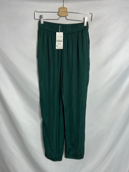 OYSHO. Pantalón fluido verde. T XS