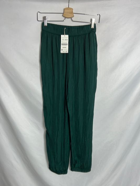 OYSHO. Pantalón fluido verde. T XS