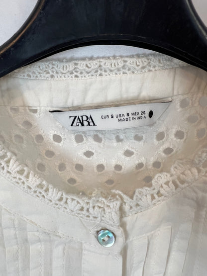 ZARA. White die-cut blouse/jacket. TS