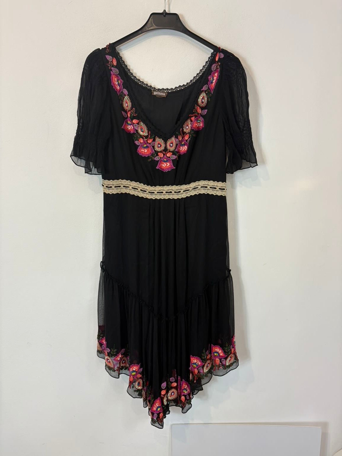 GALLIANO. Vestido de seda bordados y abalorios
