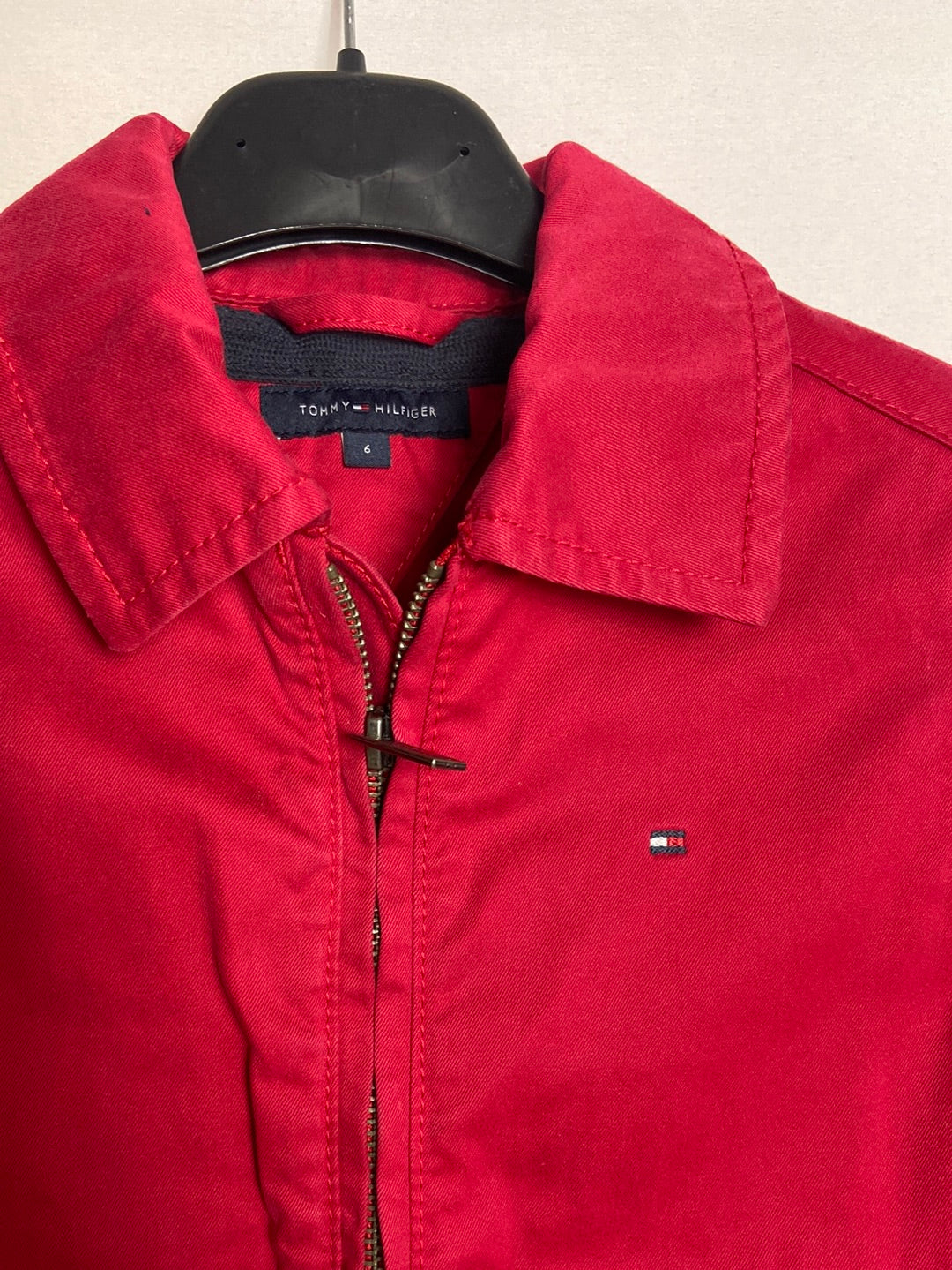 TOMMY HILFIGUER. Chaqueta roja clásica. T 6 años