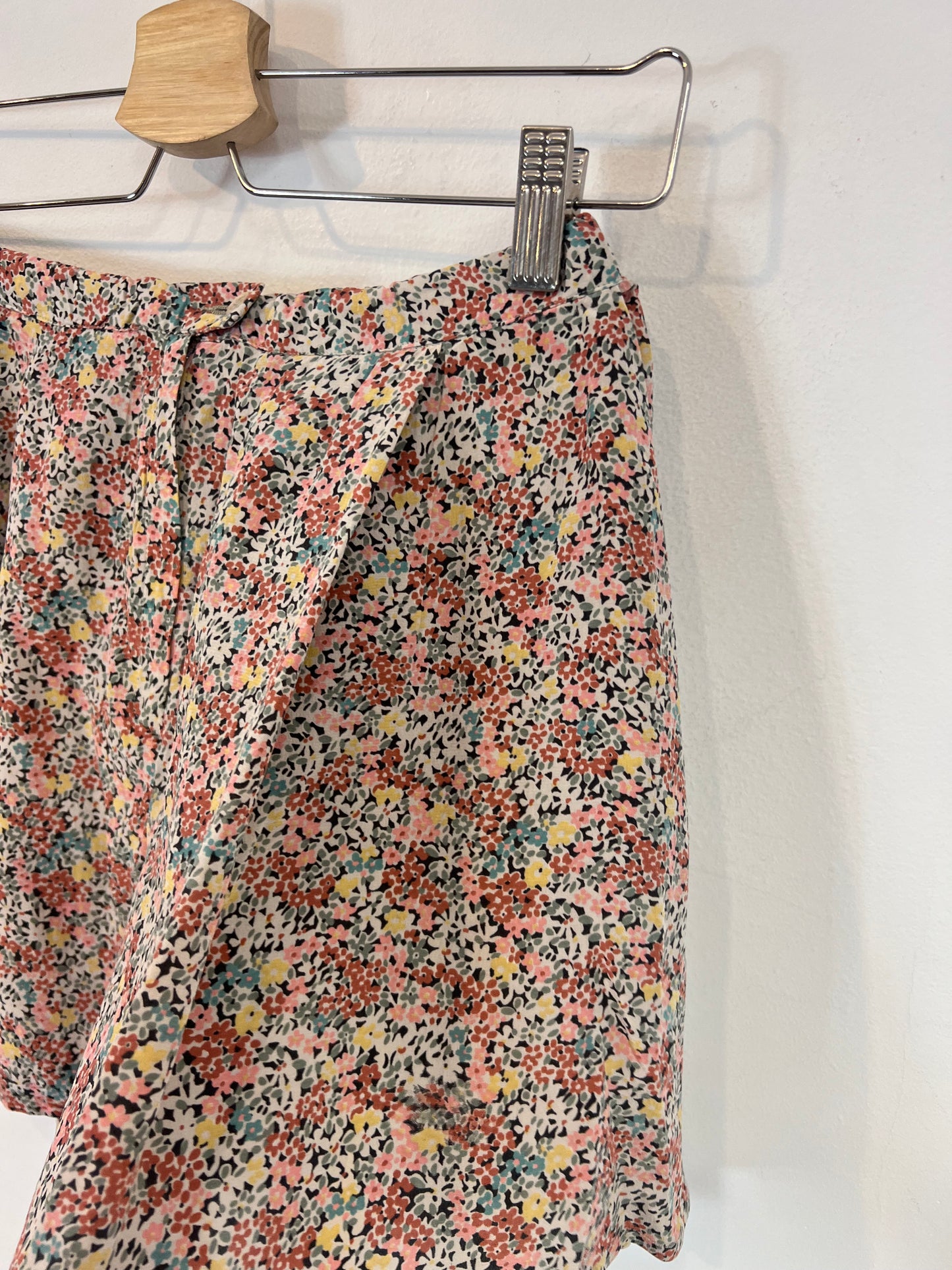 TCN. Pantalón corto seda. T 38