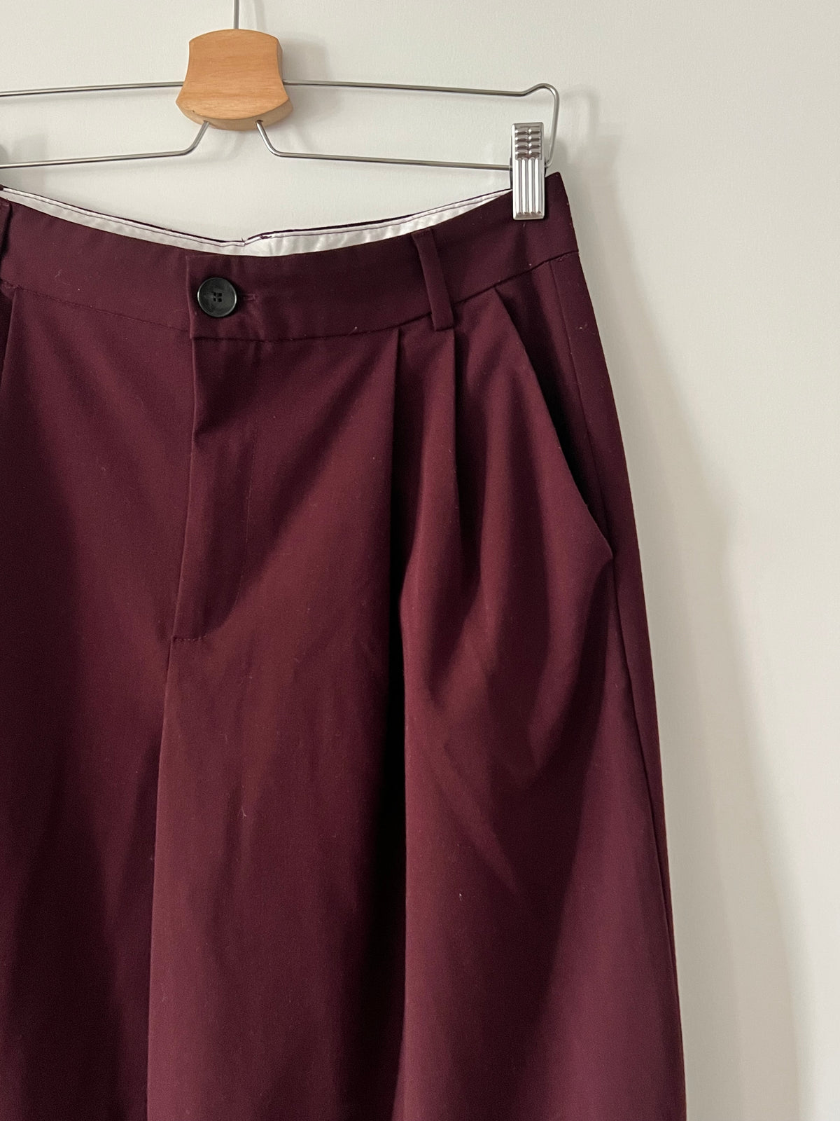 ZARA. Pantalón ancho burdeos pinzas