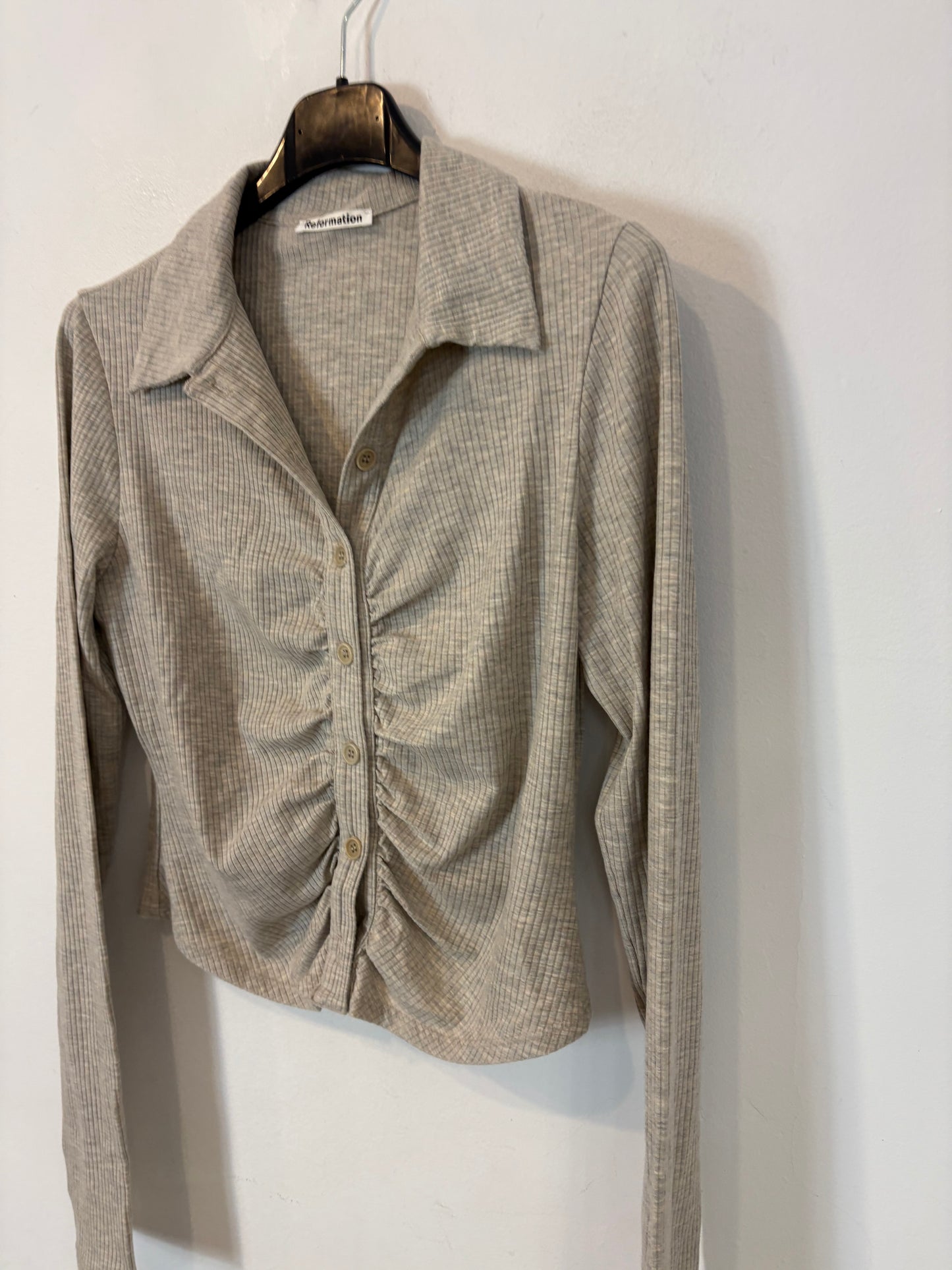 REFORMATION. Top canalé gris abotonado