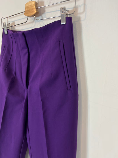 ZARA. Pantalón morado pinzas T.m