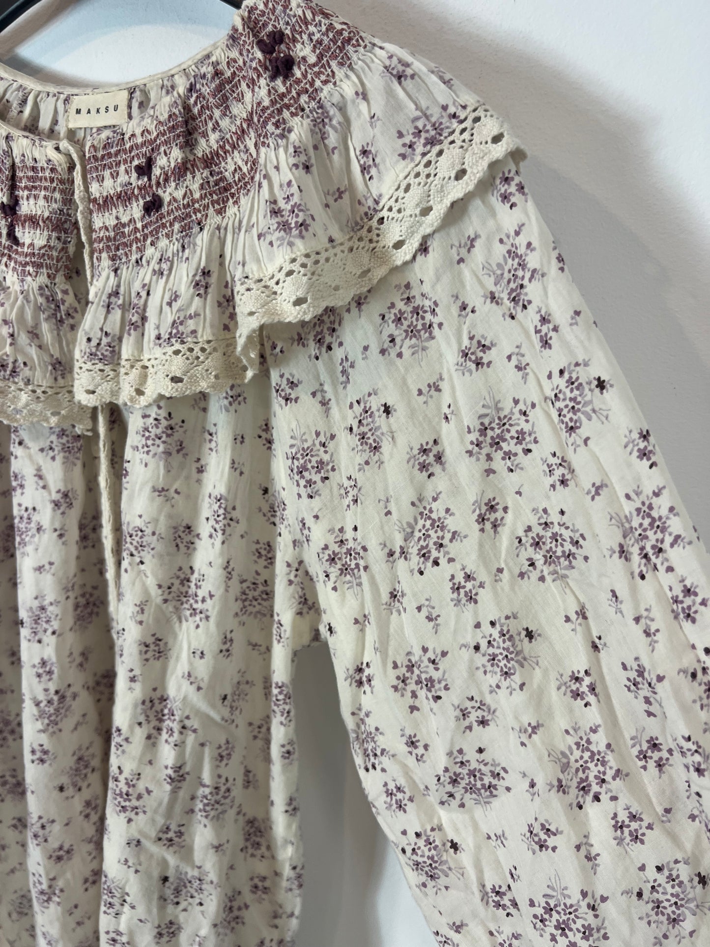 MAKSU. Beige blouse purple flowers Ts