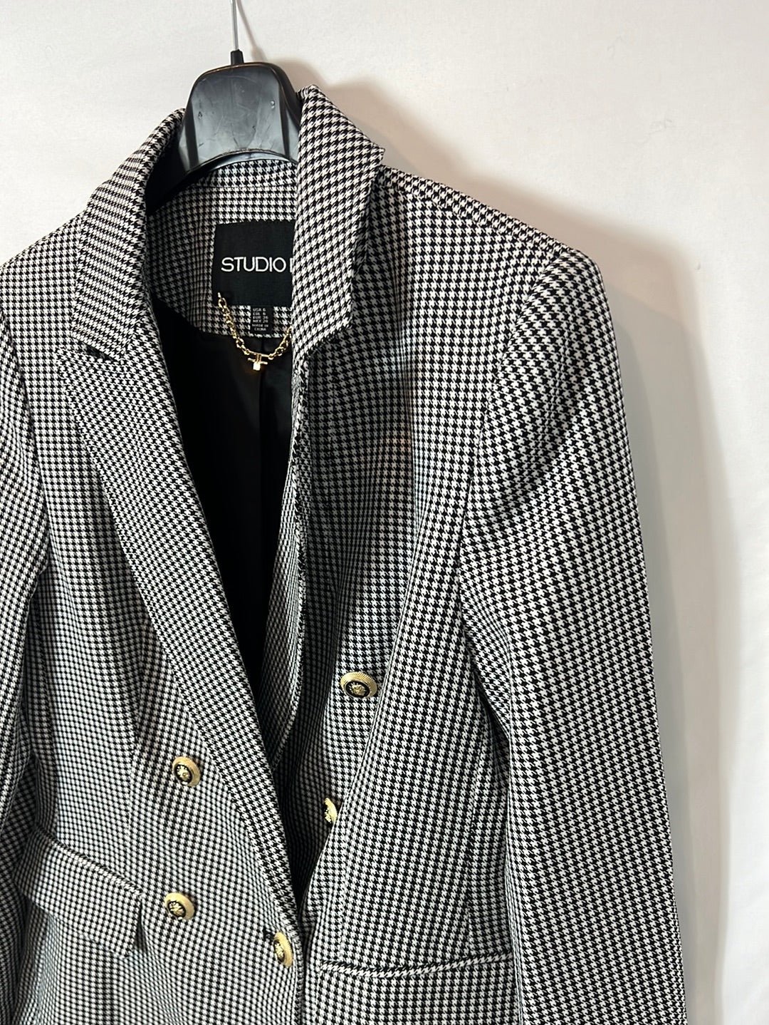 STUDIO F. Blazer pata de gallo botones dorados. T 36