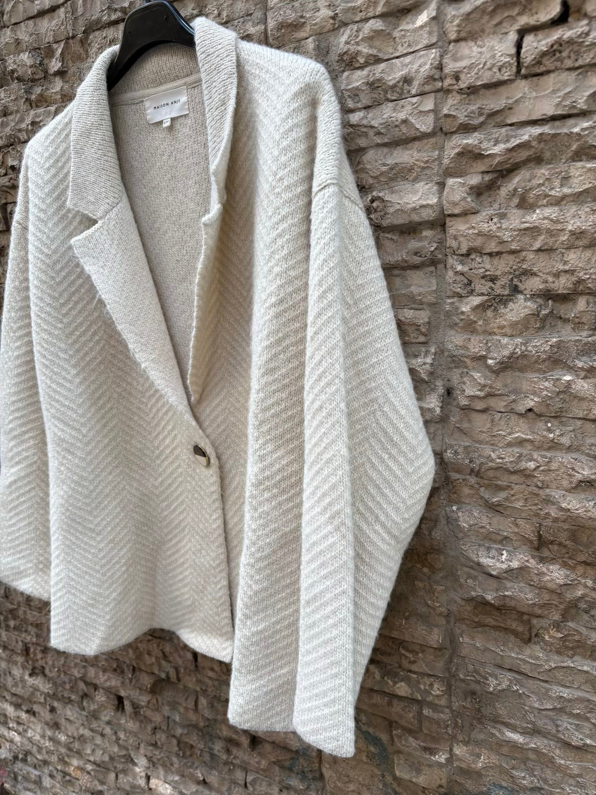 MAISON ANJE. Chaqueta beige con lana detalle botón