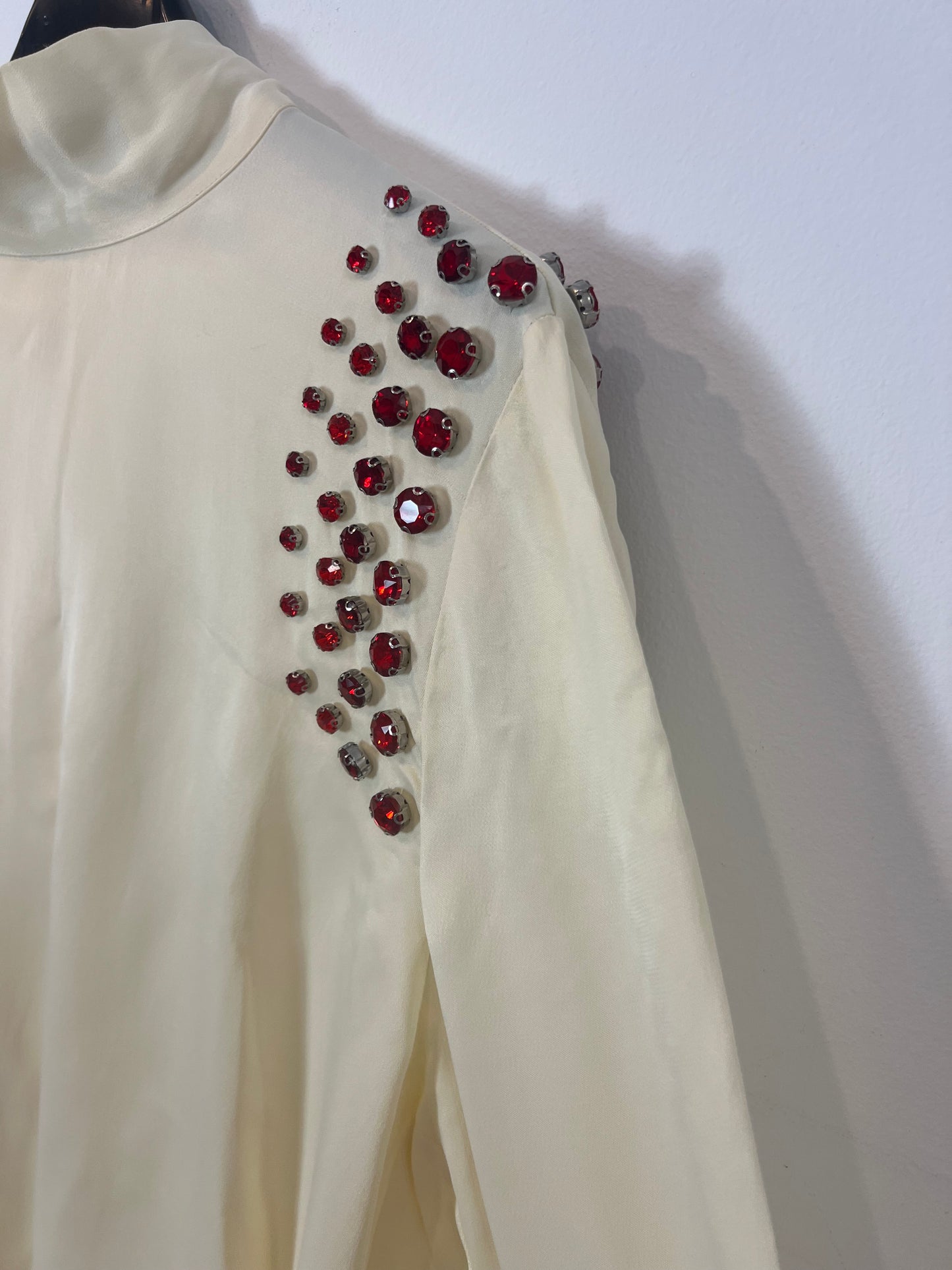 ZARA. Blusa satinada abalorios. T M