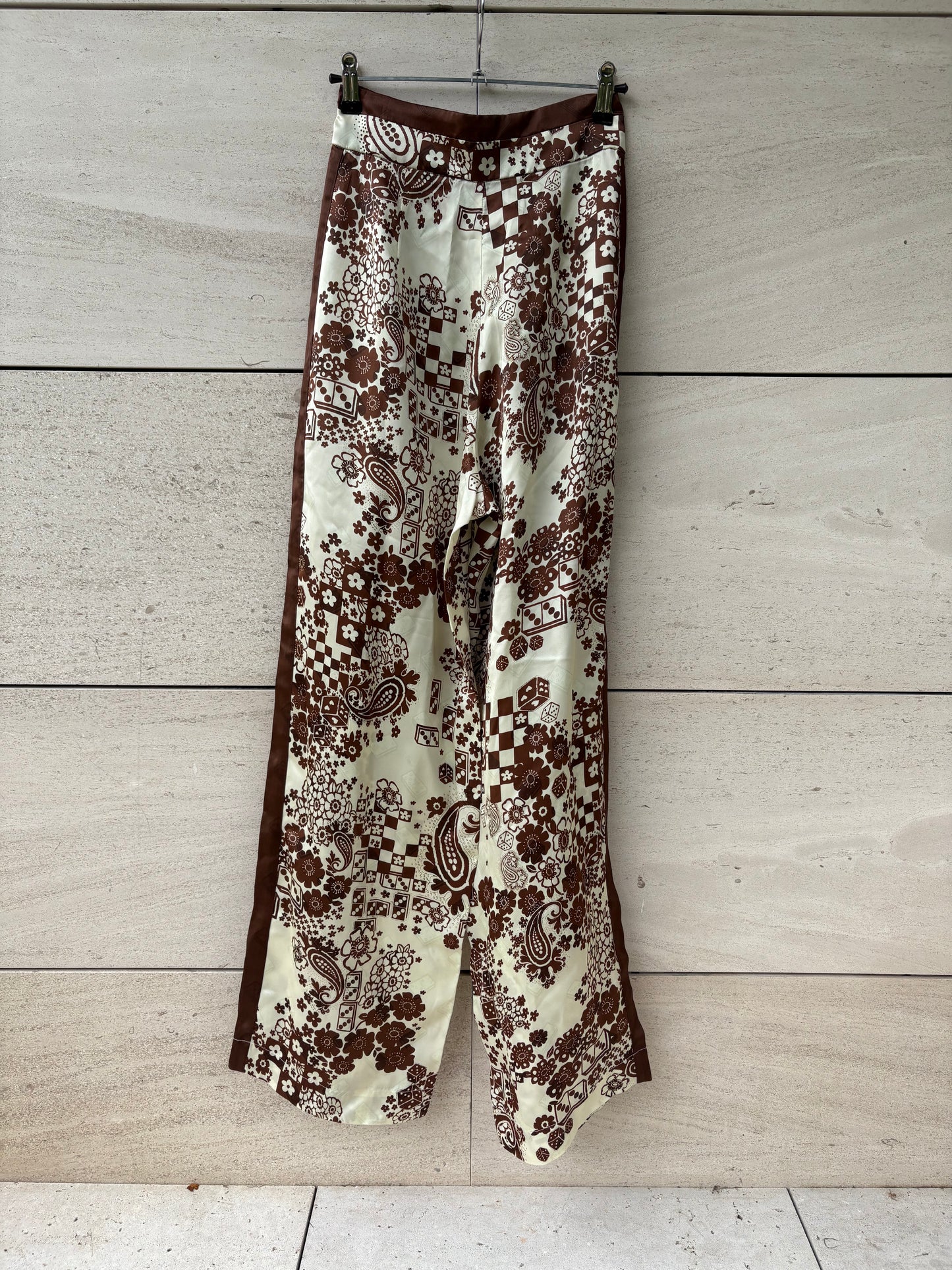 ALÉMAIS. Conjunto fluido  satinado estampado