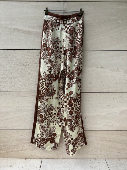 ALÉMAIS. Conjunto fluido  satinado estampado