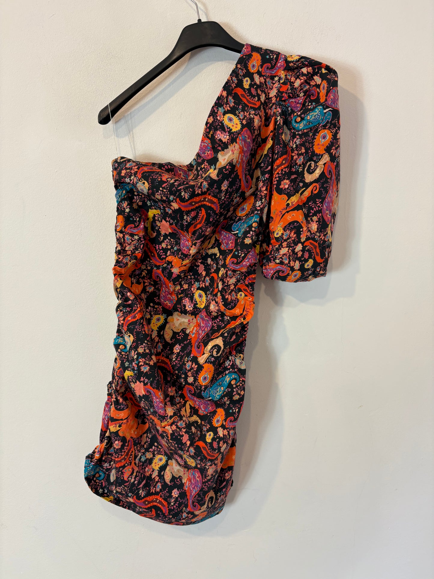 CUPLÉ. Vestido corto estampado asimetrico