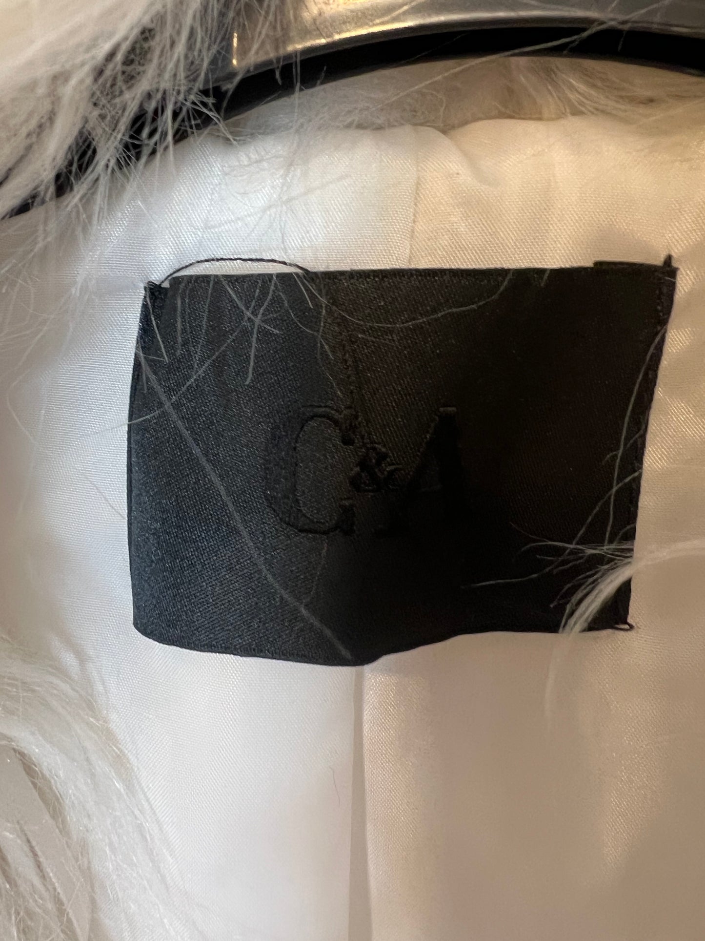 C&A. Abrigo pelo color crudo.  T S