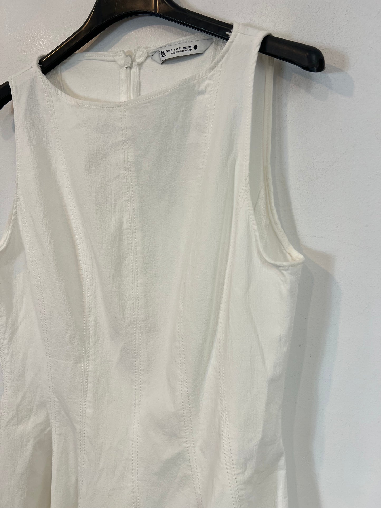 ZARA. Vestido corto blanco