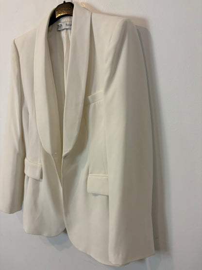 ZARA. Traje de chaqueta blanco