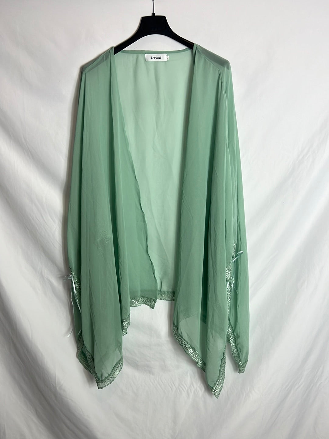 IREVIAL. Chal verde claro detalle encaje. T L