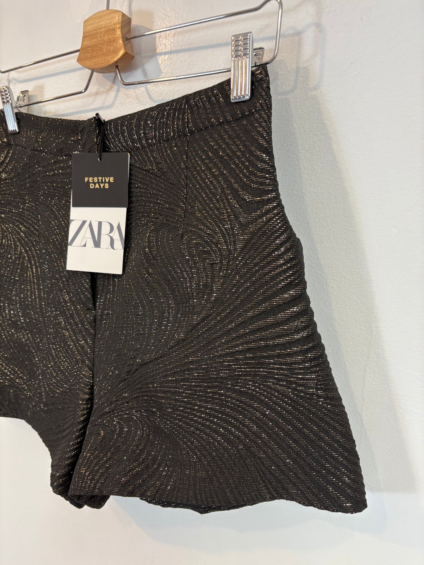 ZARA. Pantalón corto hilos dorados