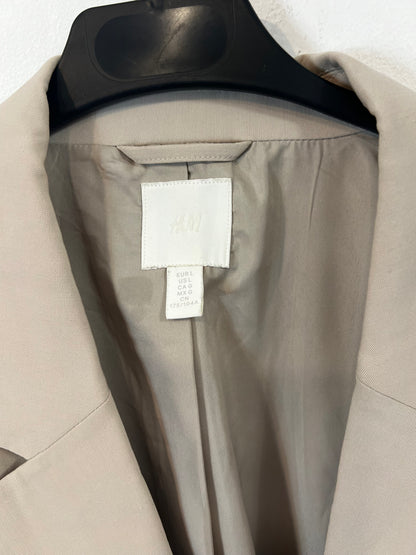 H&M. Chaqueta larga beige fluida