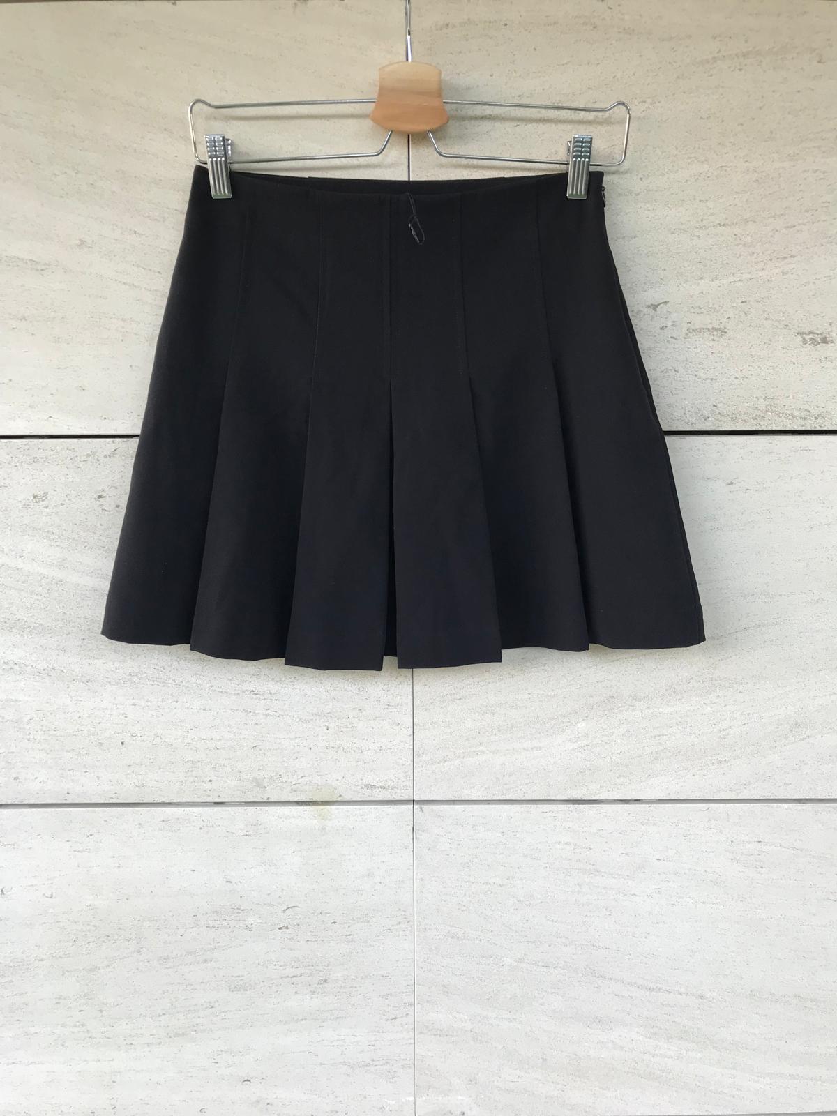 ZARA. Falda negra tablas