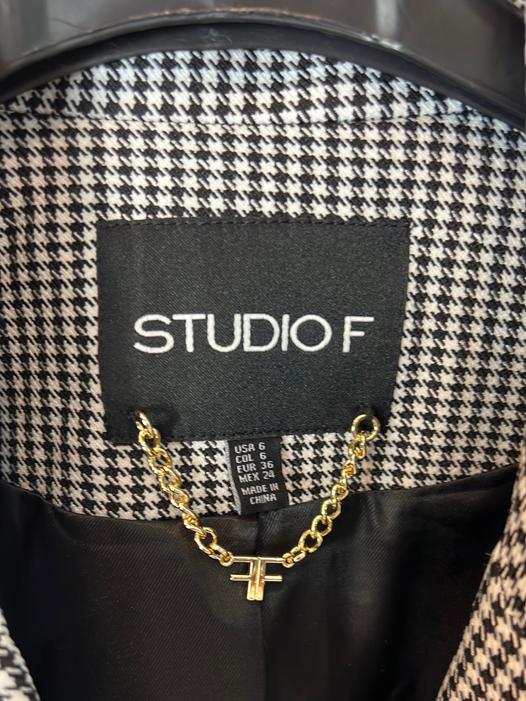 STUDIO F. Blazer pata de gallo botones dorados. T 36