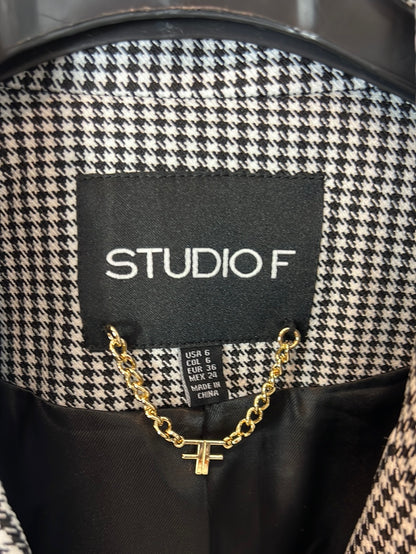 STUDIO F. Blazer pata de gallo botones dorados. T 36