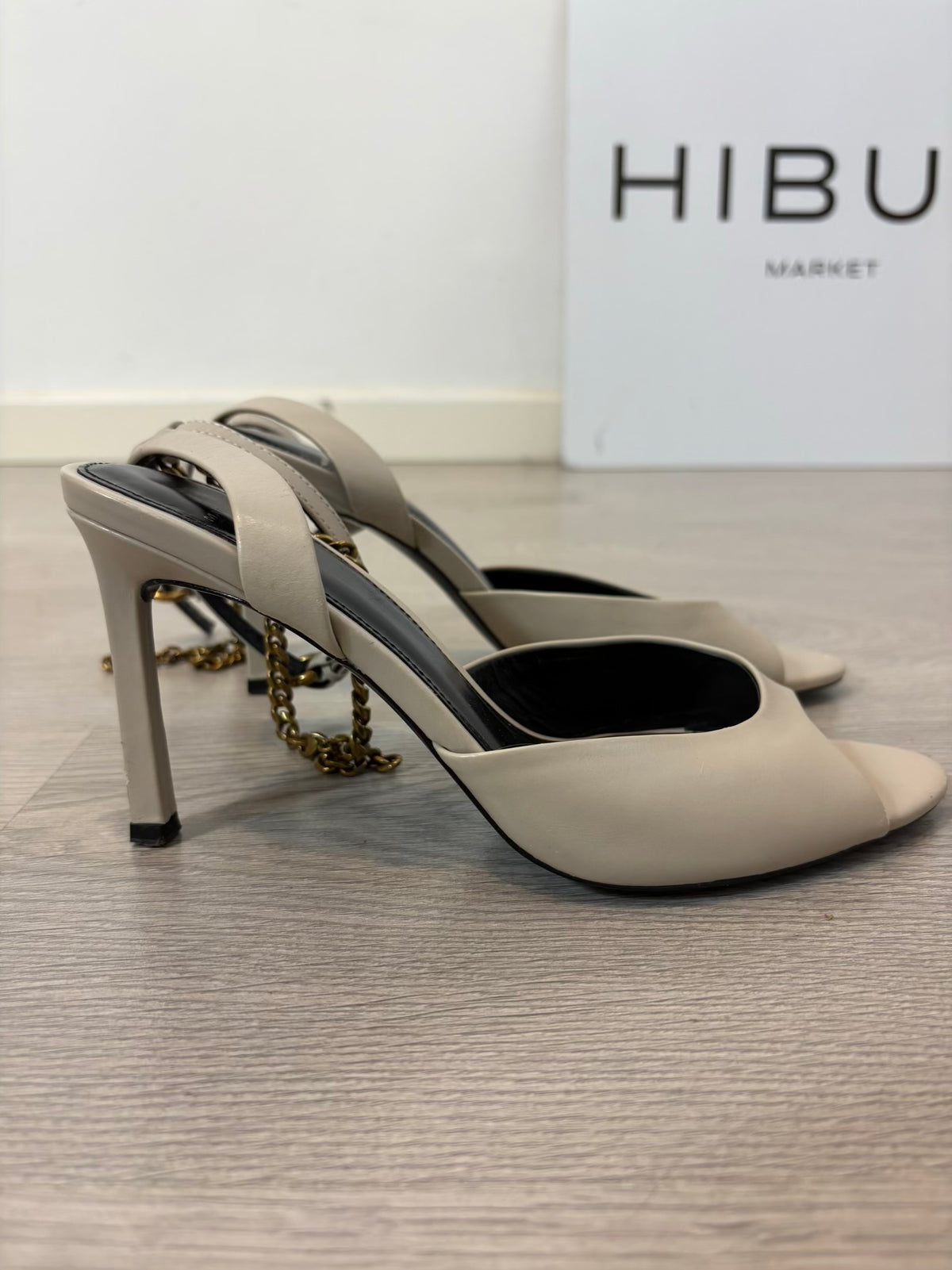 MASSIMO DUTTI STUDIO. Sandalia piel en crudo. T 38