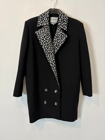 CARMEN MARCH. Chaqueta larga negra detalle botones