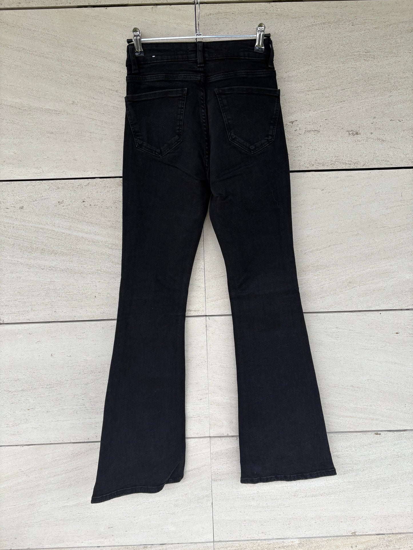 MANGO. Denim negro acampanado