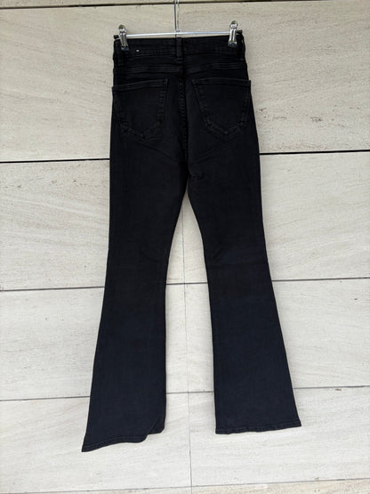 MANGO. Denim negro acampanado