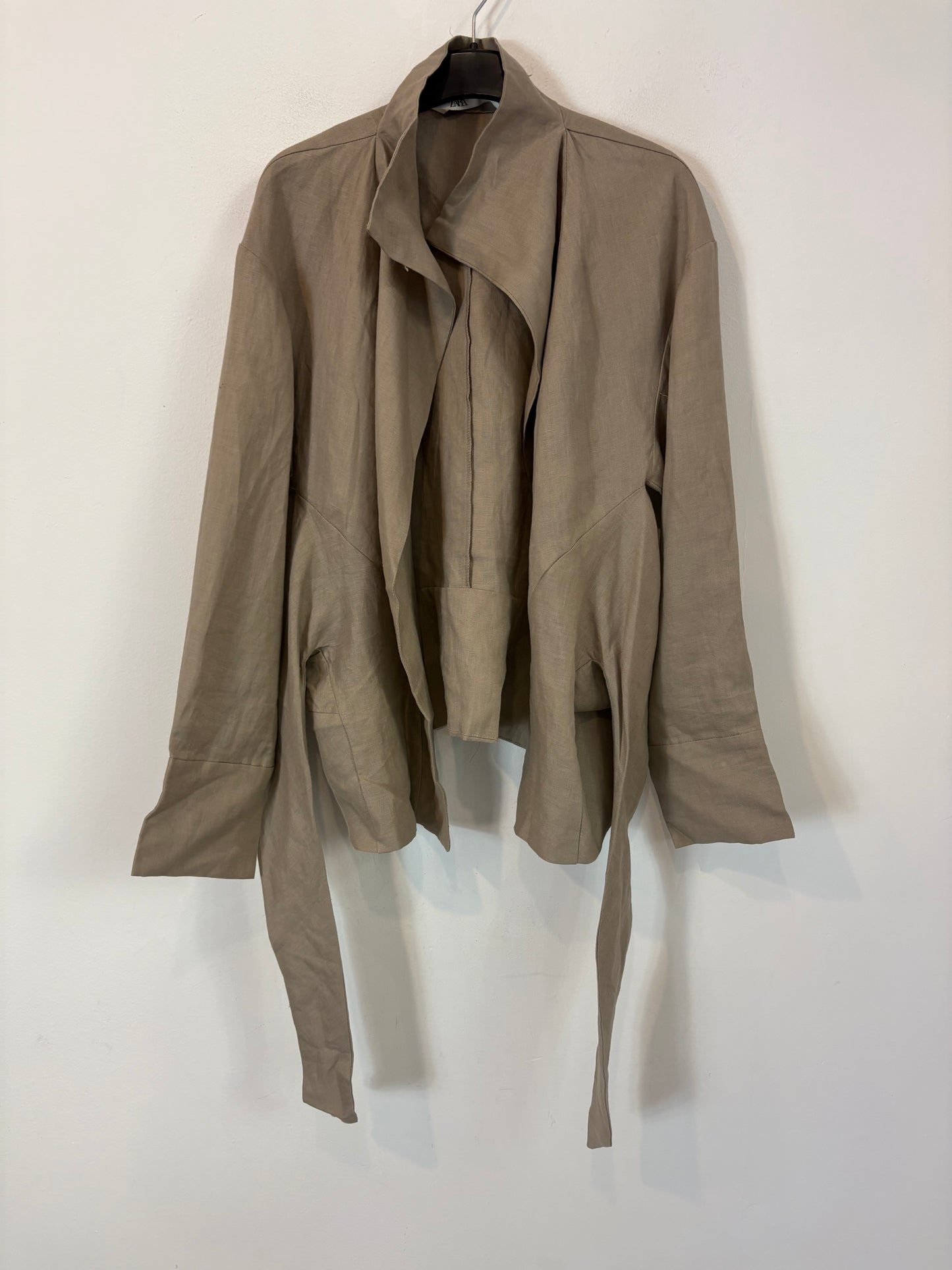 ZARA. Sobrecamisa beige lino