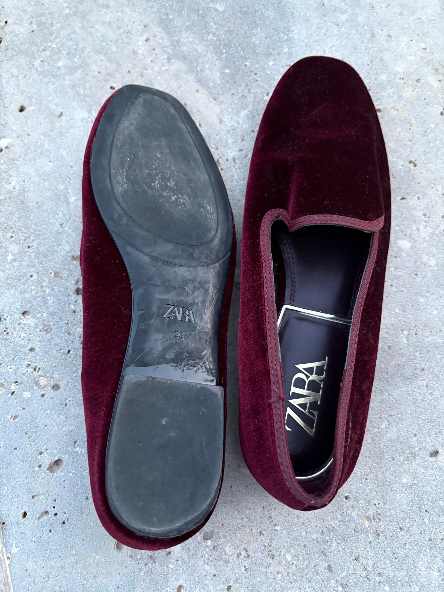 ZARA. Mocasines terciopelo burdeos