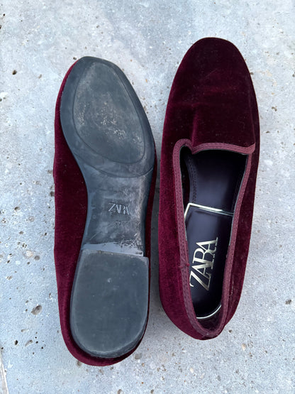 ZARA. Mocasines terciopelo burdeos