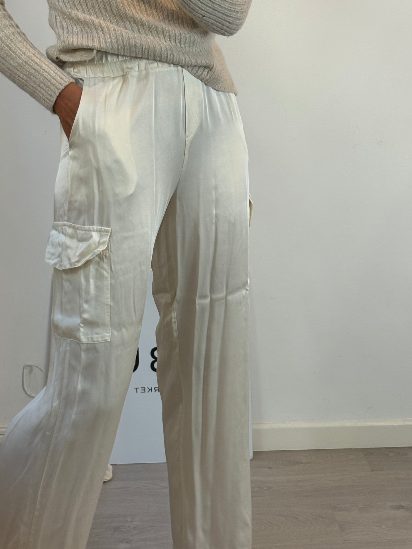 UMO COLLECTION. Pantalón satinado bolsillos. T 38