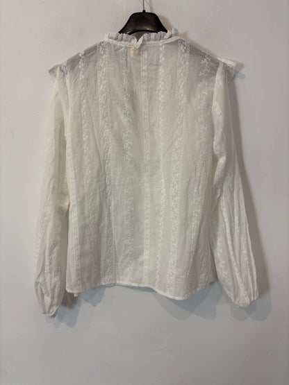 NÜD BY NEKANE. Blusa blanca detalles calados
