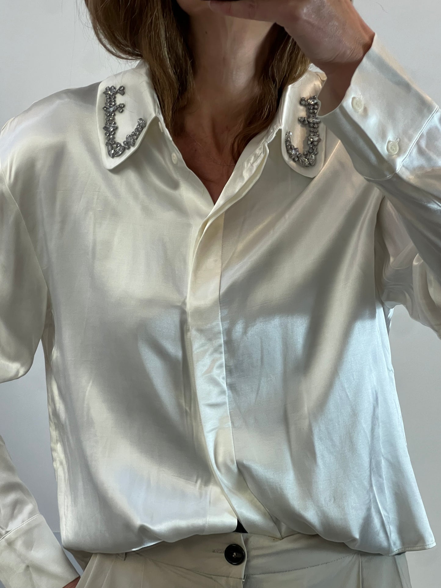 ZARA. Blusa satinada detalle pedrería cuello. T XL