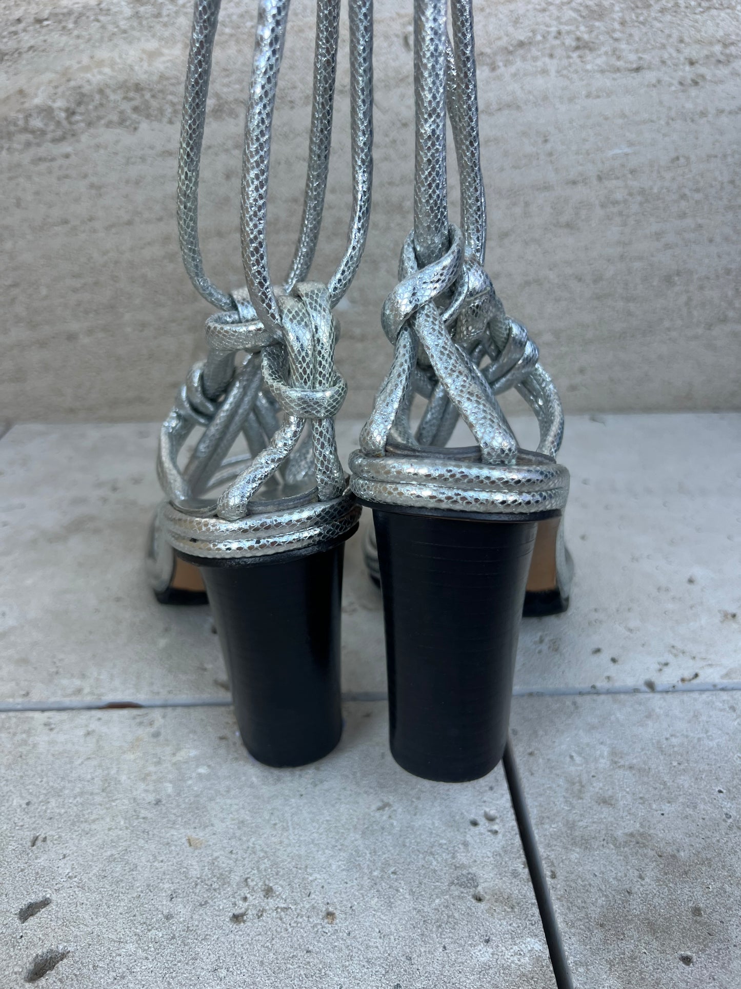 ISABEL MARANT. Sandalia plateada tiras T 39