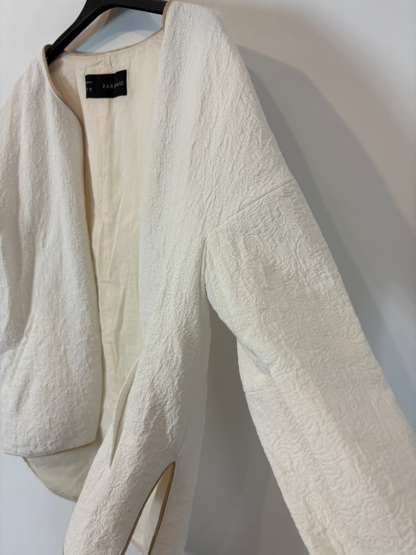 ZARA. White textured Ts jacket