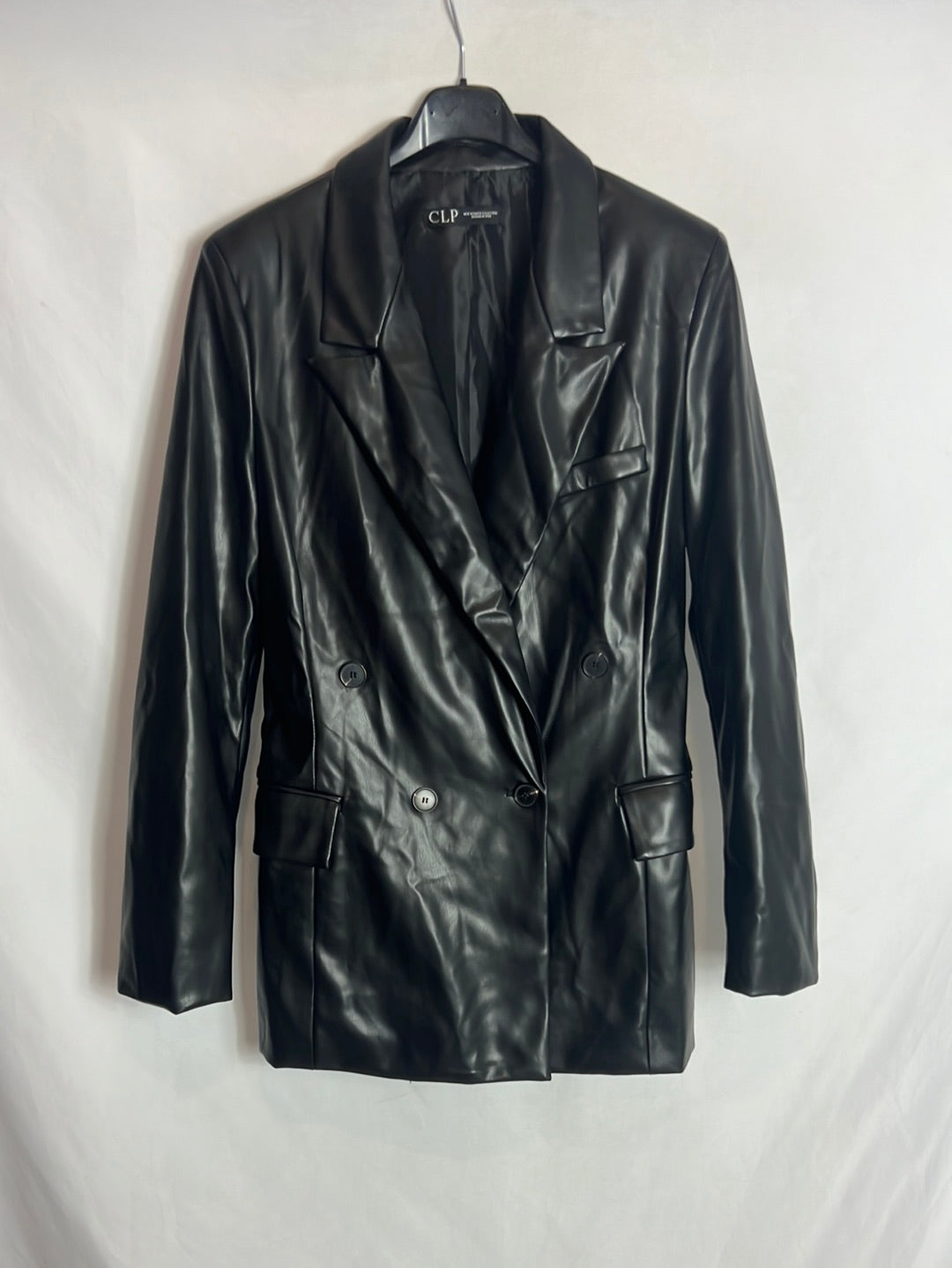 CLP. Blazer negra efecto piel. T M