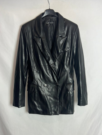 CLP. Blazer negra efecto piel. T M