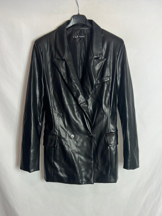 CLP. Blazer negra efecto piel. T M