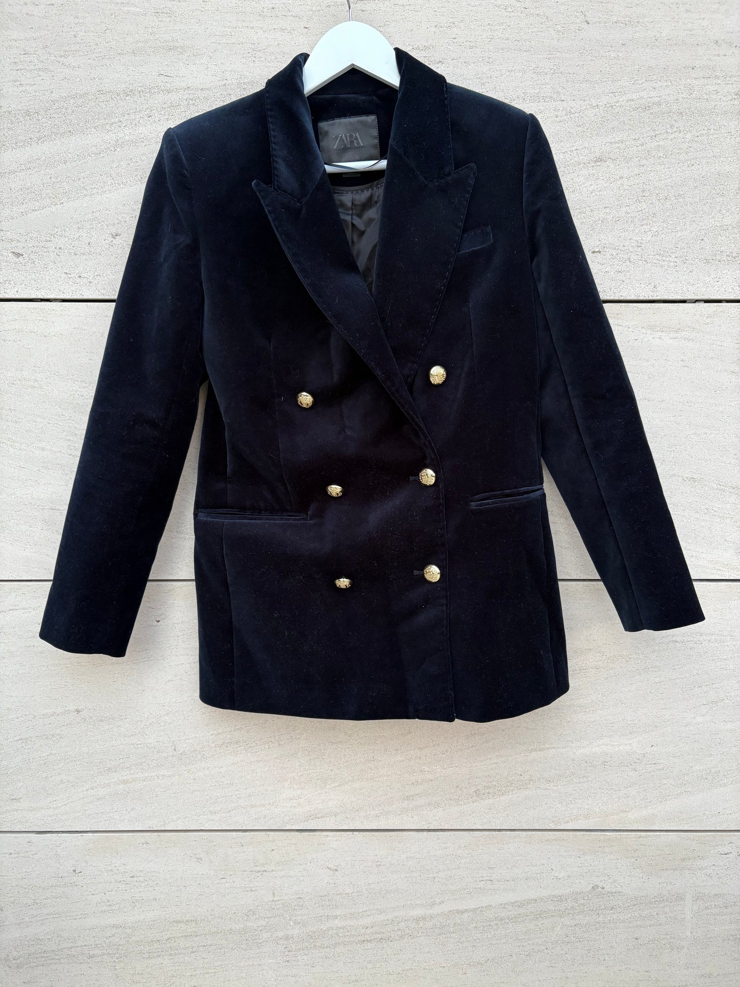 ZARA. Blazer terciopelo botones dorados